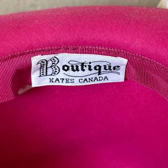IMPORTED VINTAGE FUCHSIA FELT WIDE BRIM DEDORA WITH COORDINATING OSTRICH FEATHER